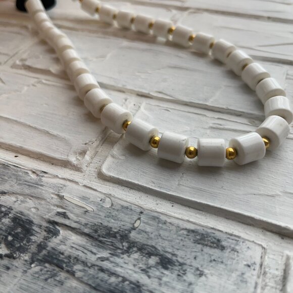 Vintage White Bead necklace with gold bead spacers - Picture 5 of 8